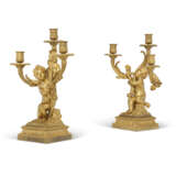 A PAIR OF FRENCH ORMOLU TWO-BRANCH CANDELABRA - Foto 6