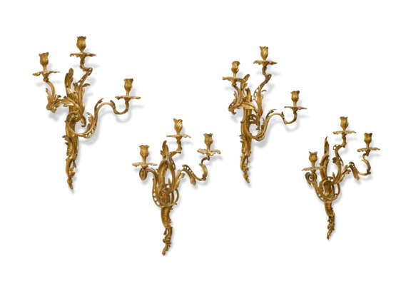 A SET OF FOUR FRENCH ORMOLU THREE-BRANCH WALL LIGHTS - photo 3