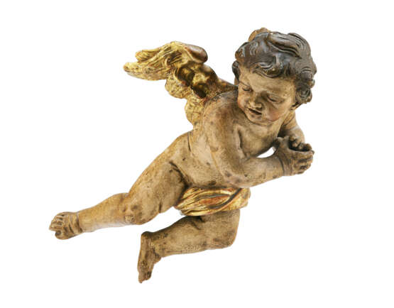 A CARVED PARCEL-GILT POLYCHROMED FIGURE OF A WINGED PUTTO - фото 2