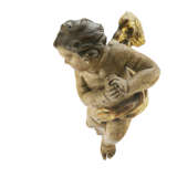 A CARVED PARCEL-GILT POLYCHROMED FIGURE OF A WINGED PUTTO - фото 3