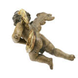 A CARVED PARCEL-GILT POLYCHROMED FIGURE OF A WINGED PUTTO - Foto 6