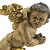 A CARVED PARCEL-GILT POLYCHROMED FIGURE OF A WINGED PUTTO - фото 9