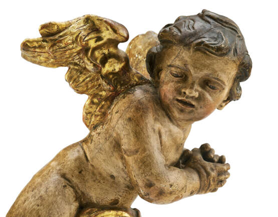 A CARVED PARCEL-GILT POLYCHROMED FIGURE OF A WINGED PUTTO - Foto 9