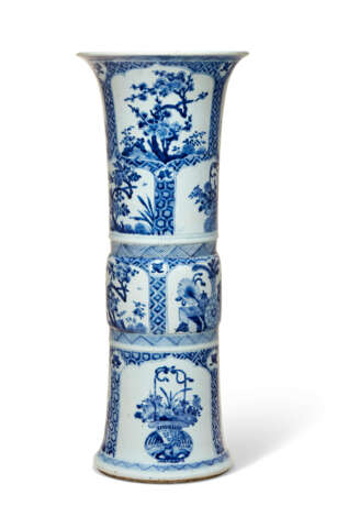 A LARGE CHINESE BLUE AND WHITE PORCELAIN BEAKER VASE - Foto 1