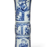 A LARGE CHINESE BLUE AND WHITE PORCELAIN BEAKER VASE - фото 1