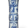 A LARGE CHINESE BLUE AND WHITE PORCELAIN BEAKER VASE - Archives des enchères