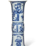 Ваза. A LARGE CHINESE BLUE AND WHITE PORCELAIN BEAKER VASE