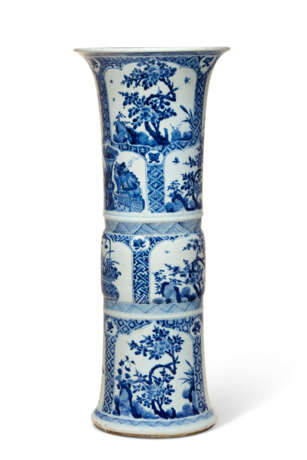 A LARGE CHINESE BLUE AND WHITE PORCELAIN BEAKER VASE - фото 2
