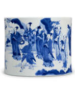 Asie. A CHINESE BLUE AND WHITE PORCELAIN BRUSHPOT