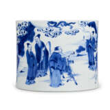 A CHINESE BLUE AND WHITE PORCELAIN BRUSHPOT - photo 2