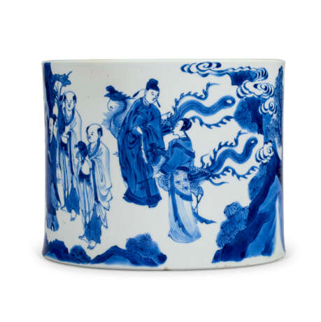 A CHINESE BLUE AND WHITE PORCELAIN BRUSHPOT - фото 3