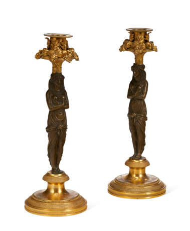 A PAIR OF DIRECTOIRE ORMOLU AND PATINATED BRONZE CANDLESTICKS - Foto 1