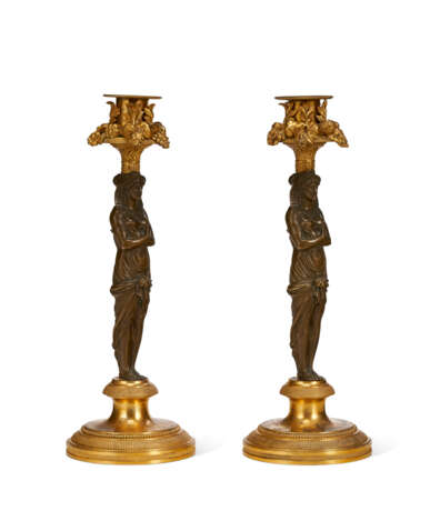 A PAIR OF DIRECTOIRE ORMOLU AND PATINATED BRONZE CANDLESTICKS - Foto 3