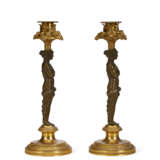 A PAIR OF DIRECTOIRE ORMOLU AND PATINATED BRONZE CANDLESTICKS - Foto 4
