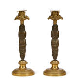 A PAIR OF DIRECTOIRE ORMOLU AND PATINATED BRONZE CANDLESTICKS - фото 5