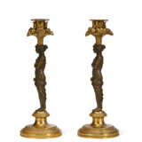 A PAIR OF DIRECTOIRE ORMOLU AND PATINATED BRONZE CANDLESTICKS - Foto 6