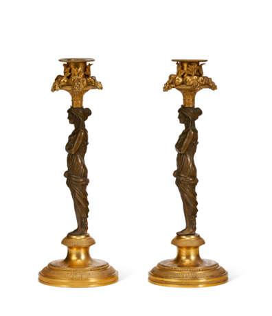 A PAIR OF DIRECTOIRE ORMOLU AND PATINATED BRONZE CANDLESTICKS - Foto 6