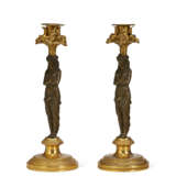 A PAIR OF DIRECTOIRE ORMOLU AND PATINATED BRONZE CANDLESTICKS - Foto 7
