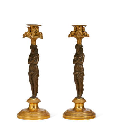 A PAIR OF DIRECTOIRE ORMOLU AND PATINATED BRONZE CANDLESTICKS - Foto 7