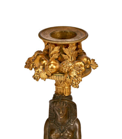 A PAIR OF DIRECTOIRE ORMOLU AND PATINATED BRONZE CANDLESTICKS - Foto 8