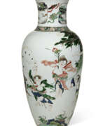 Kangxi-Periode. A CHINESE FAMILLE VERTE PORCELAIN OVOID VASE
