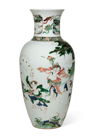 A CHINESE FAMILLE VERTE PORCELAIN OVOID VASE - фото 1