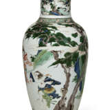 A CHINESE FAMILLE VERTE PORCELAIN OVOID VASE - фото 2
