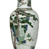 A CHINESE FAMILLE VERTE PORCELAIN OVOID VASE - фото 3