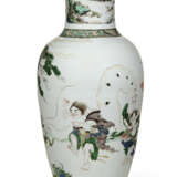 A CHINESE FAMILLE VERTE PORCELAIN OVOID VASE - фото 4