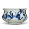 A CHINESE BLUE AND WHITE PORCELAIN BOMB&#201;-FORM CENSER - Archives des enchères