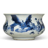 A CHINESE BLUE AND WHITE PORCELAIN BOMB&#201;-FORM CENSER - Foto 2