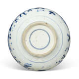 A CHINESE BLUE AND WHITE PORCELAIN BOMB&#201;-FORM CENSER - Foto 5