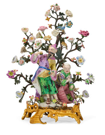 A LOUIS XV ORMOLU AND TOLE-PEINTE-MOUNTED DERBY PORCELAIN CHINOISERIE FIGURE GROUP EMBLEMATIC OF TASTE - Foto 1