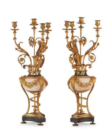 A PAIR OF LATE LOUIS XVI ORMOLU AND WHITE MARBLE CANDELABRA - Foto 2