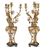 A PAIR OF LATE LOUIS XVI ORMOLU AND WHITE MARBLE CANDELABRA - Foto 3