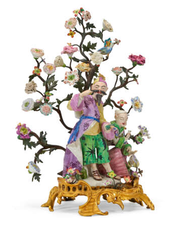 A LOUIS XV ORMOLU AND TOLE-PEINTE-MOUNTED DERBY PORCELAIN CHINOISERIE FIGURE GROUP EMBLEMATIC OF TASTE - Foto 2