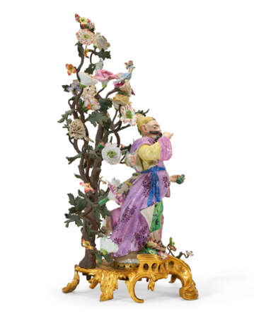 A LOUIS XV ORMOLU AND TOLE-PEINTE-MOUNTED DERBY PORCELAIN CHINOISERIE FIGURE GROUP EMBLEMATIC OF TASTE - Foto 3