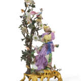 A LOUIS XV ORMOLU AND TOLE-PEINTE-MOUNTED DERBY PORCELAIN CHINOISERIE FIGURE GROUP EMBLEMATIC OF TASTE - фото 3