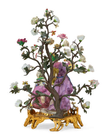 A LOUIS XV ORMOLU AND TOLE-PEINTE-MOUNTED DERBY PORCELAIN CHINOISERIE FIGURE GROUP EMBLEMATIC OF TASTE - photo 4
