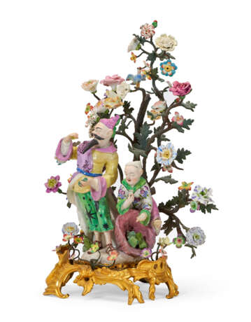 A LOUIS XV ORMOLU AND TOLE-PEINTE-MOUNTED DERBY PORCELAIN CHINOISERIE FIGURE GROUP EMBLEMATIC OF TASTE - Foto 5