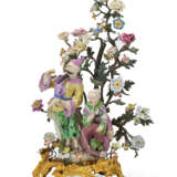 A LOUIS XV ORMOLU AND TOLE-PEINTE-MOUNTED DERBY PORCELAIN CHINOISERIE FIGURE GROUP EMBLEMATIC OF TASTE - фото 5