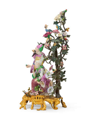 A LOUIS XV ORMOLU AND TOLE-PEINTE-MOUNTED DERBY PORCELAIN CHINOISERIE FIGURE GROUP EMBLEMATIC OF TASTE - Foto 6