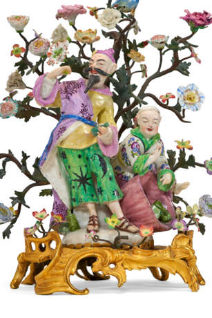 A LOUIS XV ORMOLU AND TOLE-PEINTE-MOUNTED DERBY PORCELAIN CHINOISERIE FIGURE GROUP EMBLEMATIC OF TASTE - Foto 8