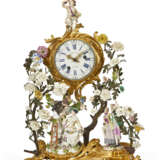 A LOUIS XV MEISSEN AND FRENCH PORCELAIN-MOUNTED ORMOLU AND TOLE PEINTE MANTEL CLOCK - Foto 1