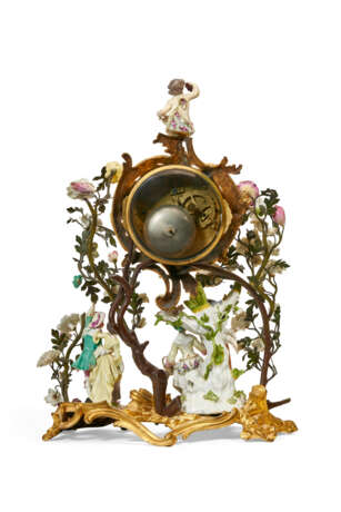 A LOUIS XV MEISSEN AND FRENCH PORCELAIN-MOUNTED ORMOLU AND TOLE PEINTE MANTEL CLOCK - фото 2