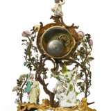 A LOUIS XV MEISSEN AND FRENCH PORCELAIN-MOUNTED ORMOLU AND TOLE PEINTE MANTEL CLOCK - Foto 2