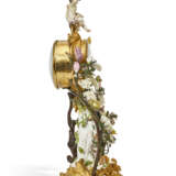 A LOUIS XV MEISSEN AND FRENCH PORCELAIN-MOUNTED ORMOLU AND TOLE PEINTE MANTEL CLOCK - фото 3