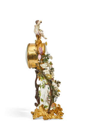 A LOUIS XV MEISSEN AND FRENCH PORCELAIN-MOUNTED ORMOLU AND TOLE PEINTE MANTEL CLOCK - Foto 3