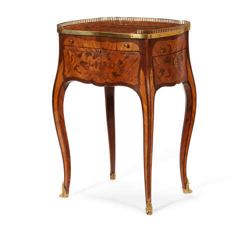 A LOUIS XV ORMOLU-MOUNTED TULIPWOOD AND KINGWOOD BOIS DE BOUT MARQUETRY TABLE A ECRIRE - фото 1