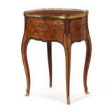 A LOUIS XV ORMOLU-MOUNTED TULIPWOOD AND KINGWOOD BOIS DE BOUT MARQUETRY TABLE A ECRIRE - Foto 1